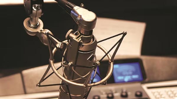 a-microfone-suporte-para-broadcast-studio.jpg