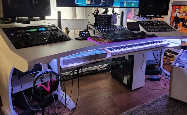 niestandardowe-audio-studio-biurko-abstrakcyjny-zakrzywiony-design-srebrno-biały-gładka-powierzchnia-z-regulowanym-oświetleniem.jpg