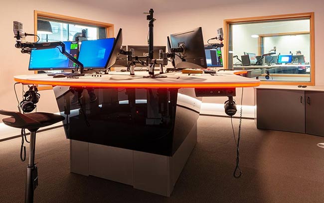 custom-radio-studio-bureau-abstract-acryl-gebogen-design-bruin-glad-oppervlak-met-regelbare-verlichting.jpg