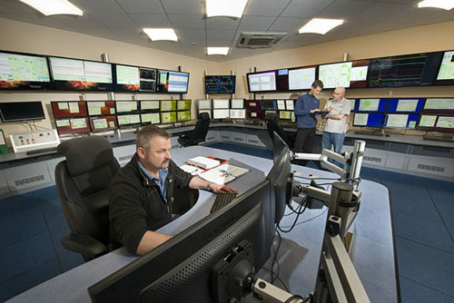 fmuser-op maat gemaakte-controlekamer-console-bureaus-tafels-voor-installatie-en-procesmanagement.jpg