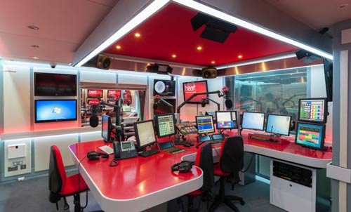 fmuser-studio-radio-personnalisé-bureau-en-forme-en-u-rouge profond-pour-4-personnes-solution-de-mobilier-studio-radio-complète.jpg