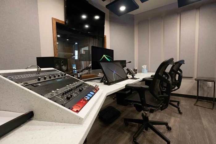 fmuser-locutor-y-producción-de-audiolibros-audio-studio-desk.webp