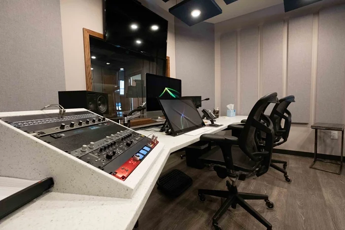 fmuser-voz-e-produção-de-audio-livro-audio-studio-desk.webp