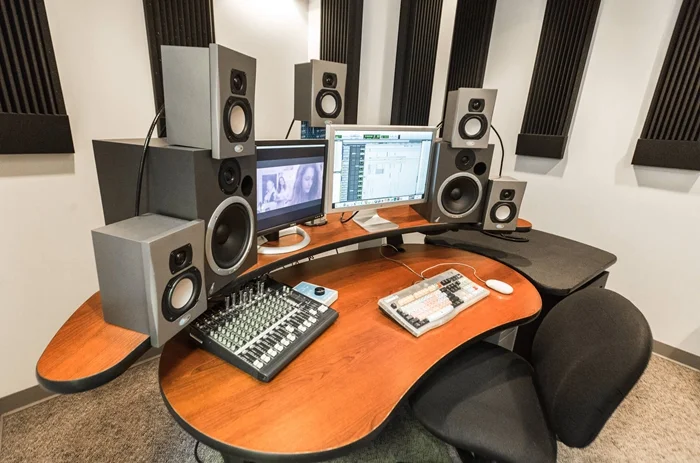 fmuser-âm nhạc-sản xuất và ghi âm-audio-studio-desk.webp