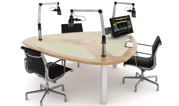 fmuser-large-pine-wood-podcast-table-kuning-segitiga-berbentuk-sudut-lengkung-untuk-1-hos-2-tetamu.webp